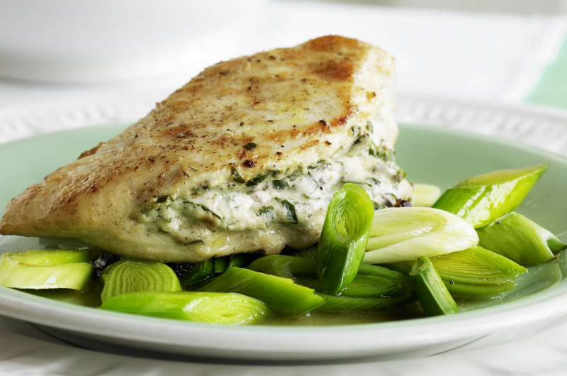 Poitrine de poulet farcie sur lit de poireaux