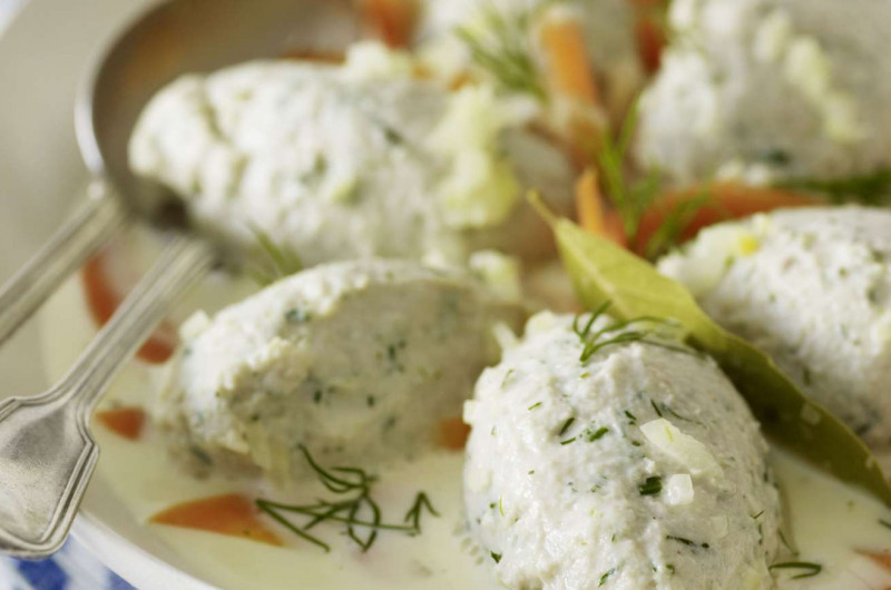 Quenelles de poisson en sauce aux herbes