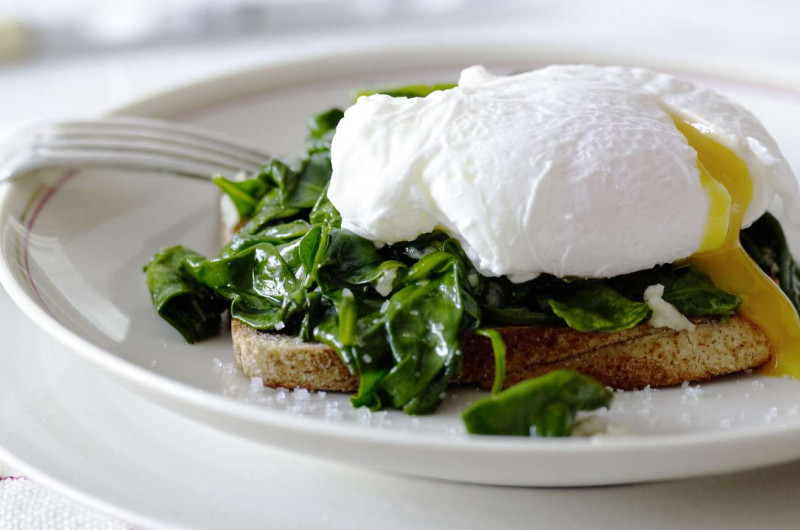 Œuf poché sur toast aux épinards
