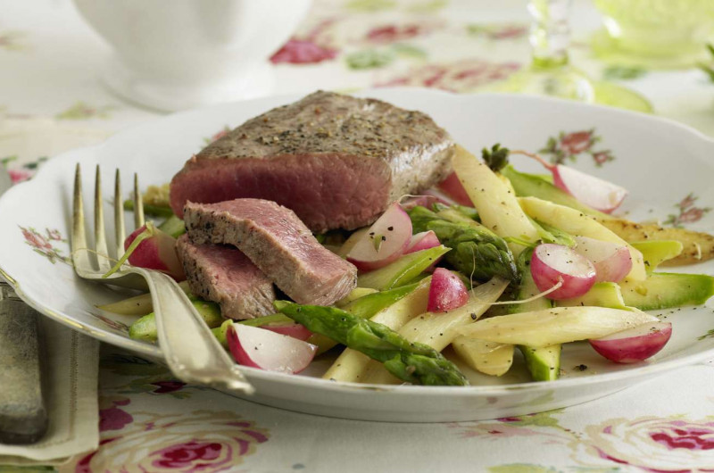 Filet d’agneau sur duo d’asperges