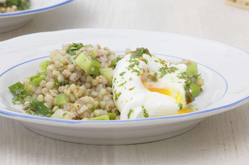 Œuf poché sur pilaf de sarrasin