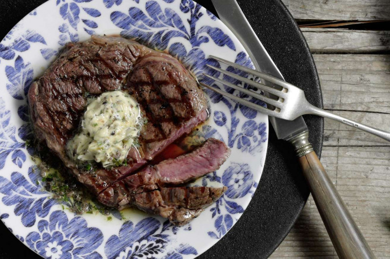 Entrecôte parisienne avec beurre au persil et aux olives