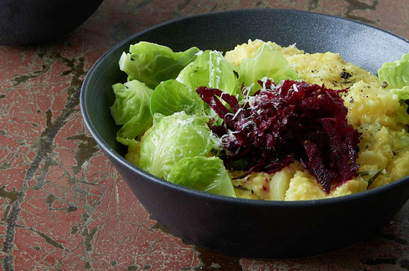 Polenta à la betterave et aux choux de Bruxelles