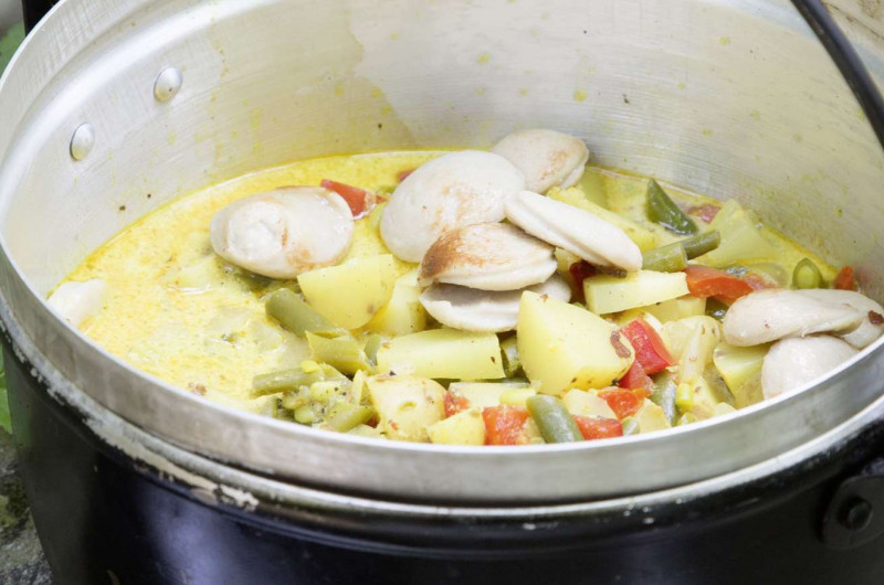 Curry de légumes et de saucisses au feu de bois