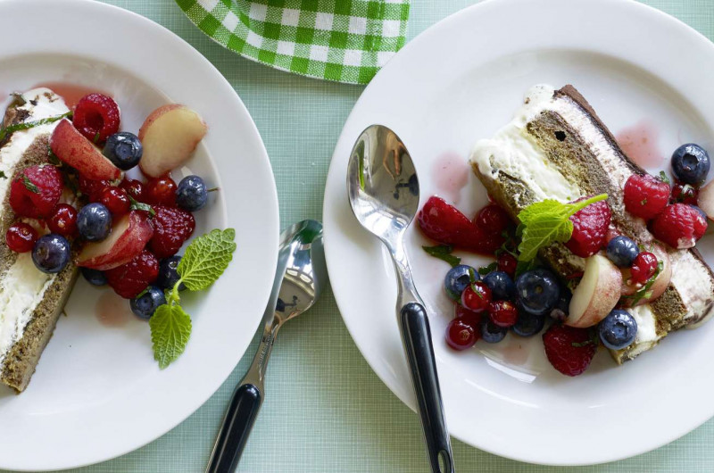 Salade de pêches et petits fruits avec tiramisù