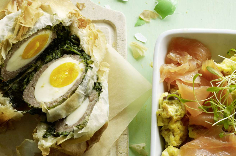 Œufs brouillés avec croûtons, saumon et cresson