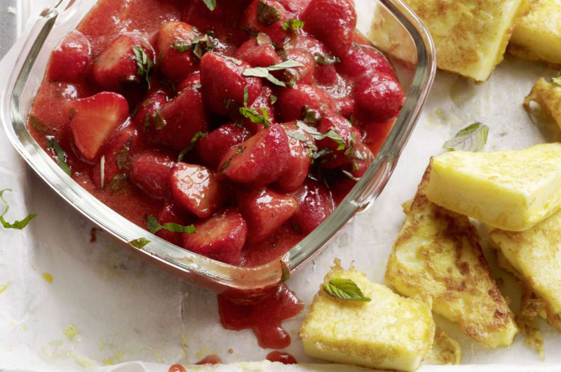 Carrés de semoule et fraises à la menthe