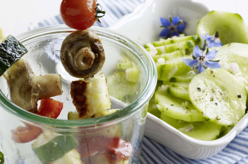 Brochettes de légumes au fromage sur salade de concombre