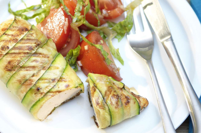 Escalope de poulet en manteau de courgettes avec salade de tomates