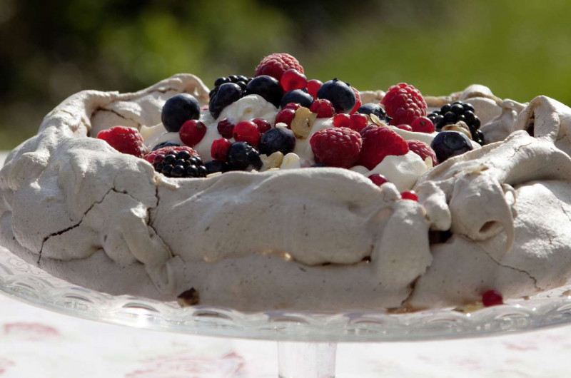 Pavlova café-noisettes aux fruits rouges