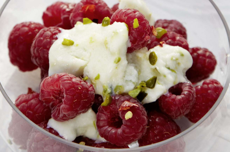 Kulfi aux pistaches avec framboises pimentées