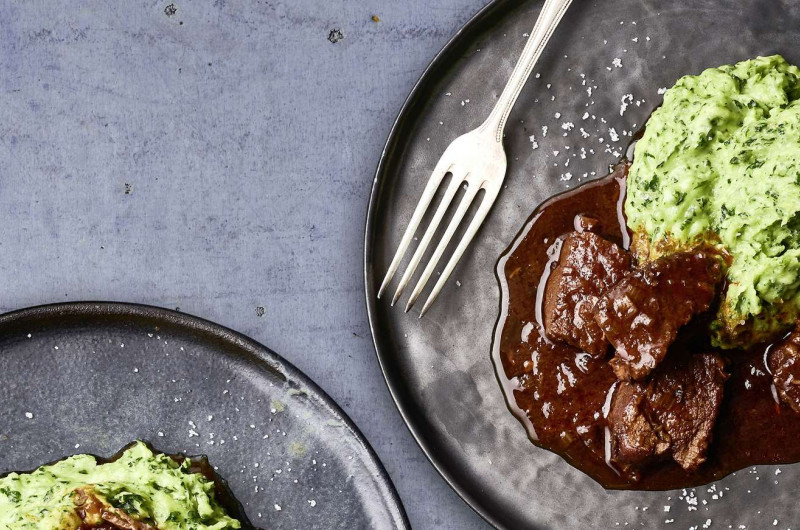Ragoût de bœuf avec Guinness sur purée au chou kale