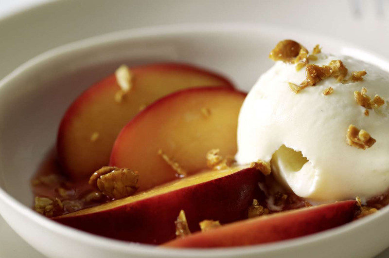 Glace vanille sur nectarines tièdes
