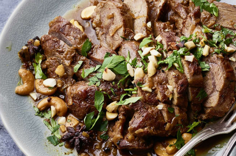 Epaule d'agneau avec dattes et noix
