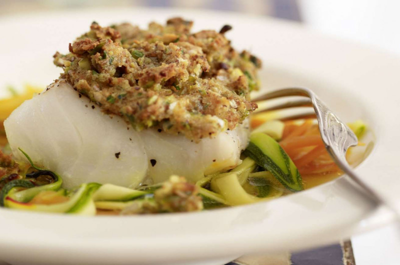 Filet de poisson en croûte de pistaches sur légumes au safran