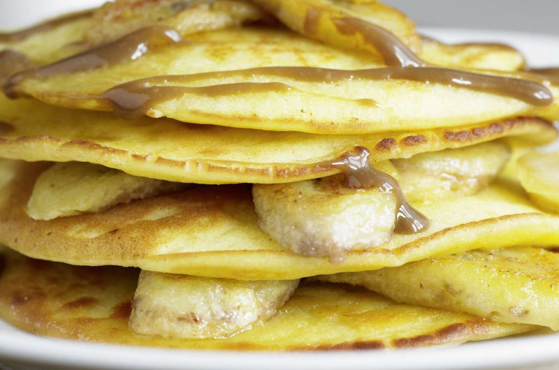 Pancakes à la banane avec sauce au café