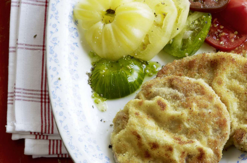 Escalope panée et salade de tomates