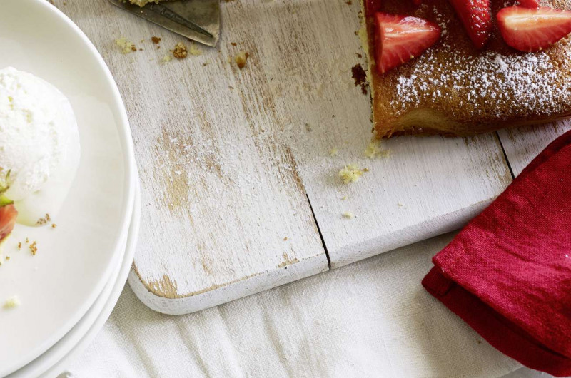 Gâteau aux fraises avec glace vanille