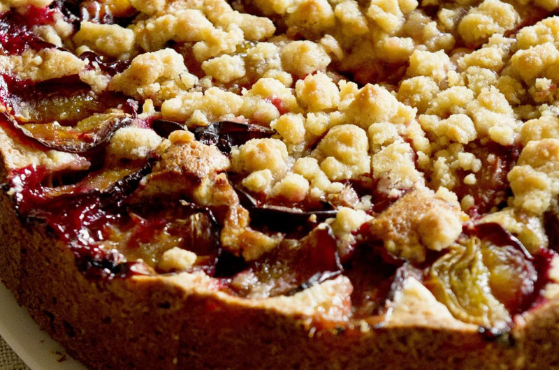 Gâteau aux pruneaux avec crumble à la cannelle