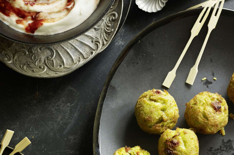 Boulettes d’edamame à la noix de coco avec ­yogourt piquant