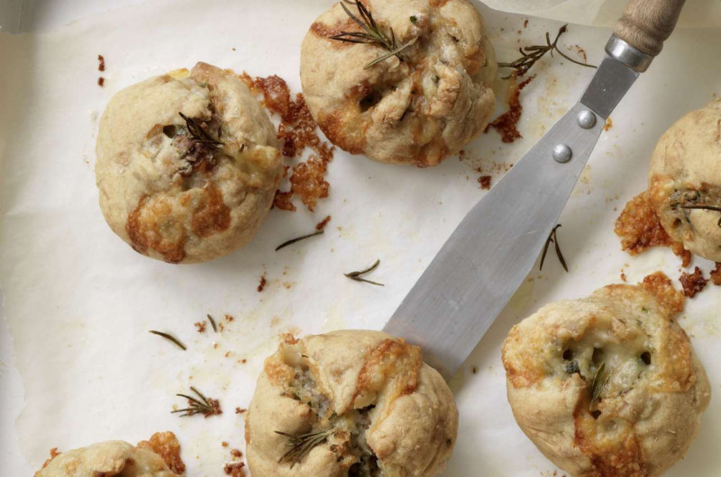 Petits pains au fromage et à la saucisse parfumés au thym