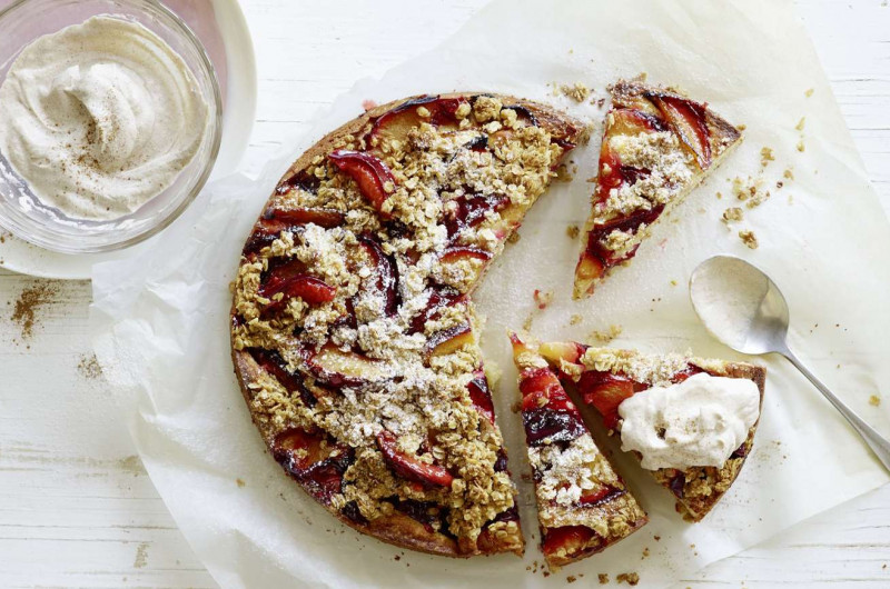 Gâteau aux prunes avec crumble à la cannelle