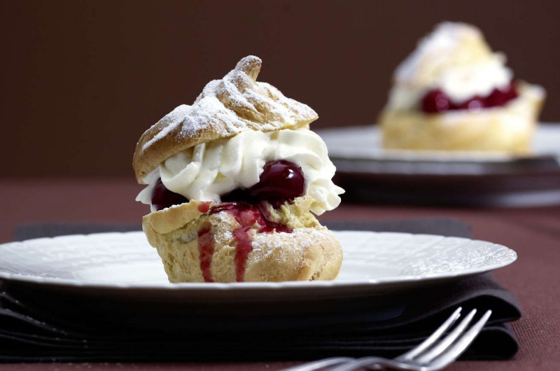Choux à la crème avec compote de cerises