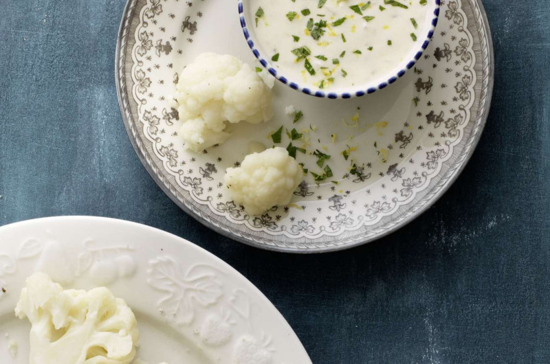 Chou-fleur avec crème citronnée et mélisse
