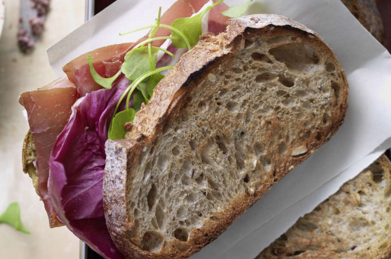 Sandwich à la viande séchée des Grisons avec chicorée rouge et ricotta