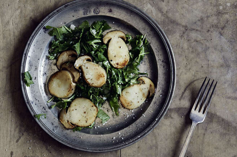 Cèpes rissolés sur salade de roquette