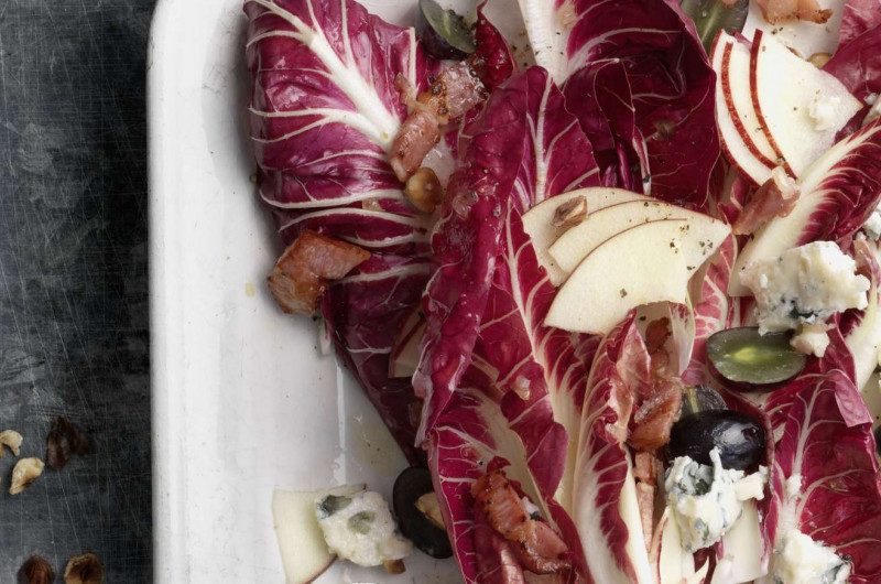 Salade de chicorée rouge avec vinaigrette au lard
