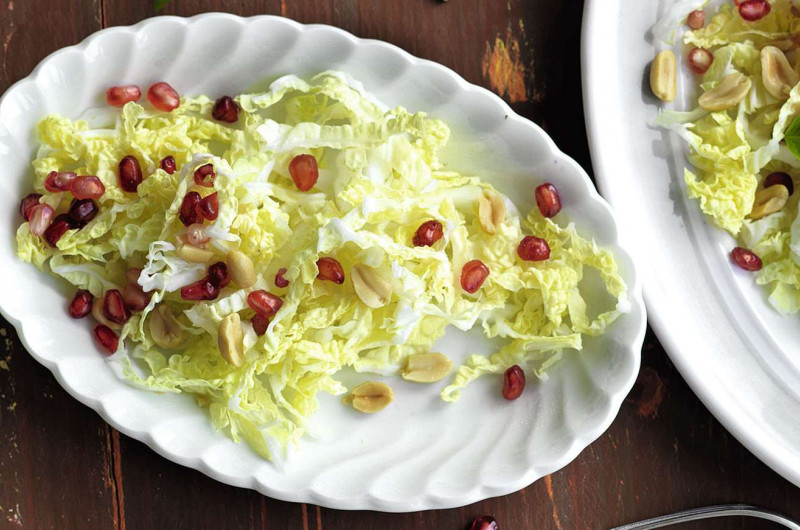 Salade de chou chinois aigre-douce avec beurre de cacahouètes et graines de grenade