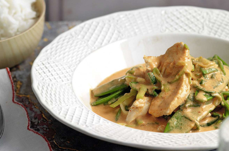 Curry rouge thaï avec poulet poché