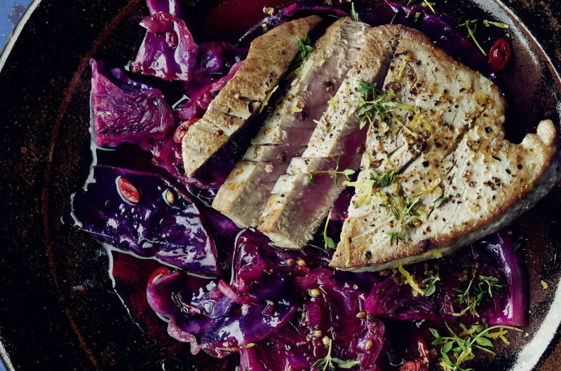 Salade de chou rouge tiède avec filet de thon rissolé