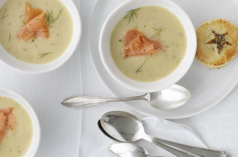 Velouté de pommes de terre avec saumon fumé parfumé au citron vert
