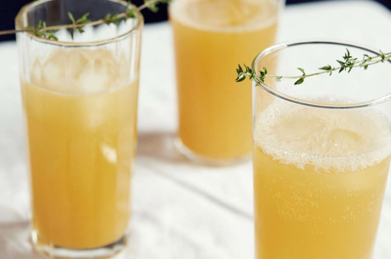 Cocktail pétillant au gin avec nectar d'abricot