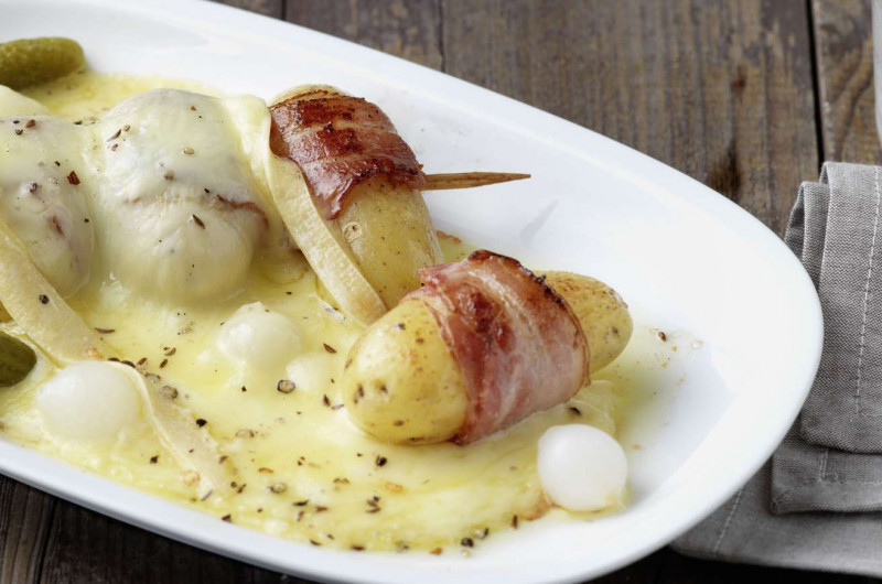 Raclette avec brochettes de pommes de terre au lard