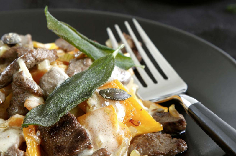 Entrecôtes de cerf aux champignons, sauce au miel
