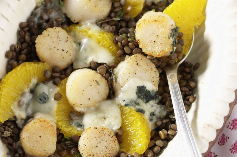 Noix de saint-jacques gratinées sur lentilles aux oranges