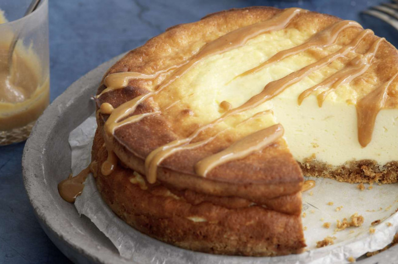 Cheesecake avec sauce caramel-cacahouètes