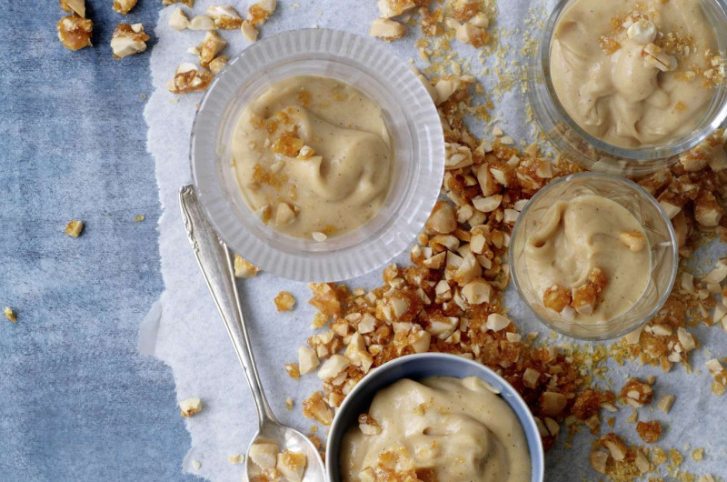 Crème au beurre de cacahouètes parsemée de pralin