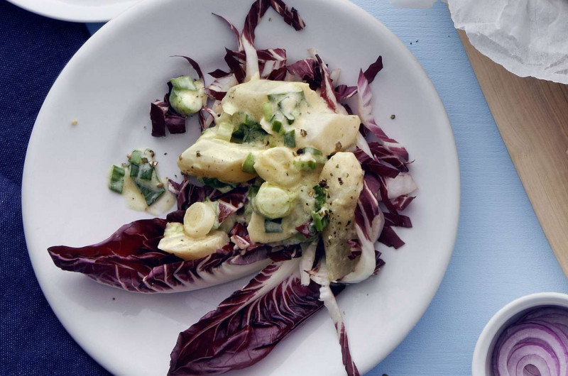 Salade de salsifis avec petits pains au fromage frais