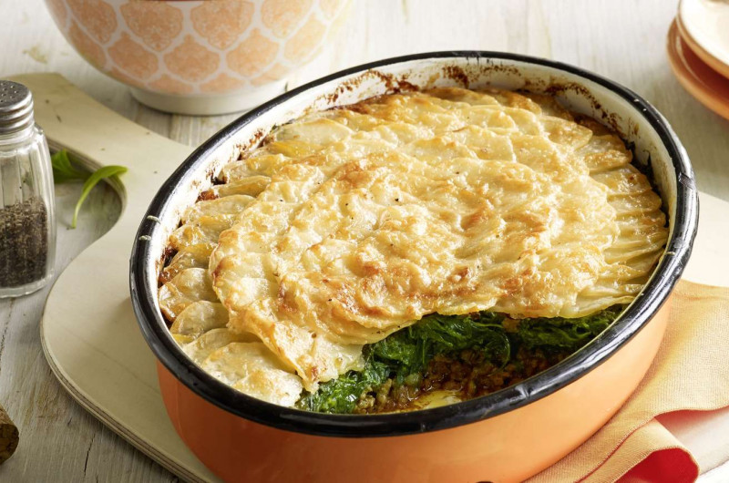 Gratin de viande hachée avec épinards et pommes de terre