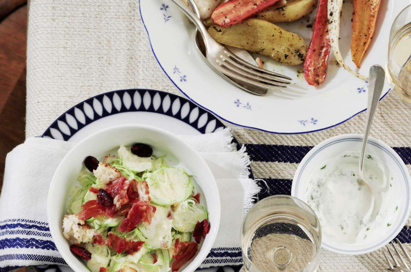 Salade de choux de Bruxelles avec canneberges