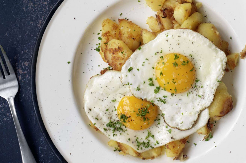 Pommes de terre sautées avec duo d’œuf au plat