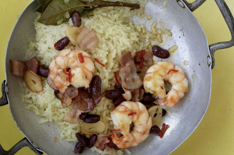 Poêlée de riz avec crevettes, haricots et lard
