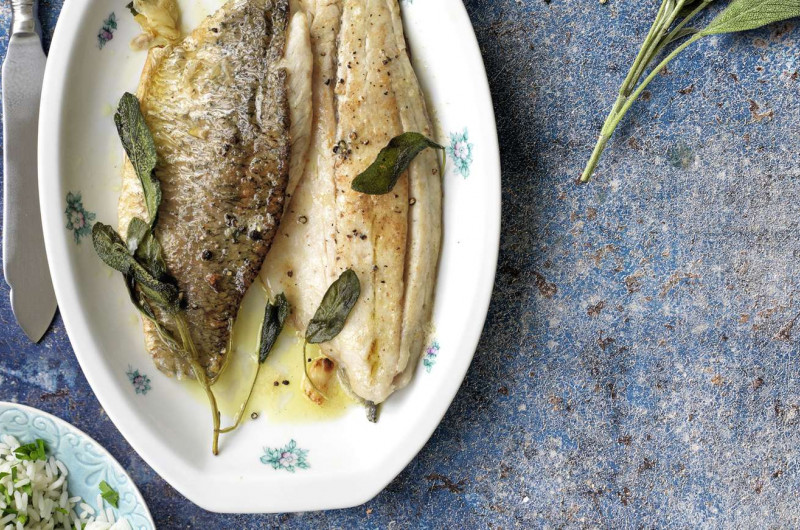 Barramundi avec beurre à la sauge et riz persillé