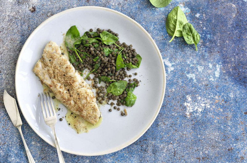 Merlu au sésame avec lentilles aux épinards