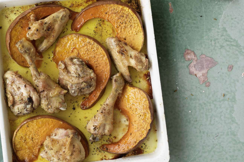 Poulet et quartiers de courge rôtis au four