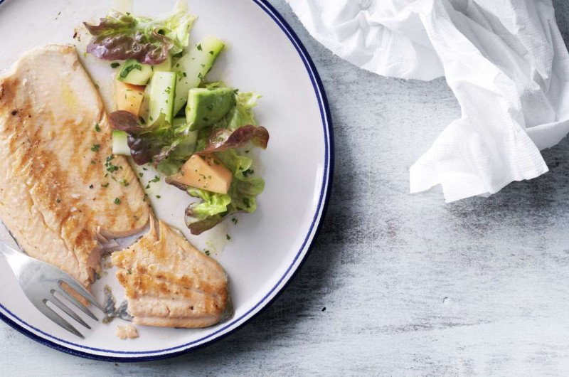 Filets de truite saumonée et salade d’été